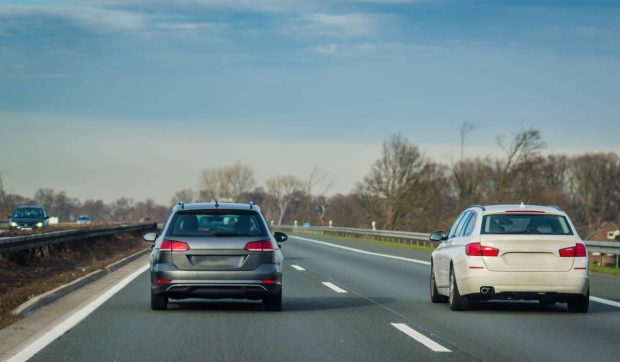 Este legal să depășești pe partea dreaptă pe autostradă? Ce spune Codul Rutier în 2025