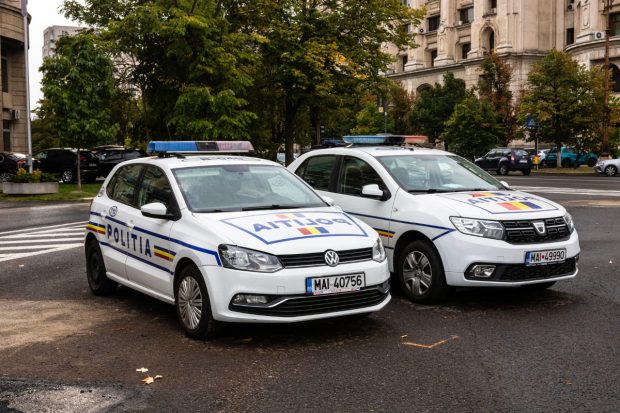 Un bărbat din Oradea a convins 8 oameni să investească sute de mii de lei într-o afacere falsă cu uși de garaj