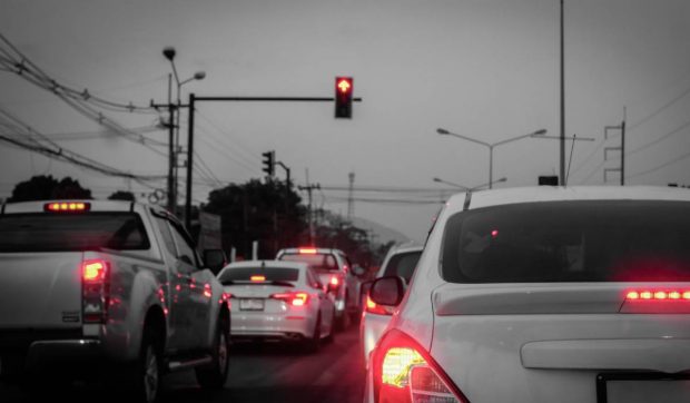 Când poți trece legal pe roșu la semafor: cazurile în care poliția nu poate aplica sancțiuni