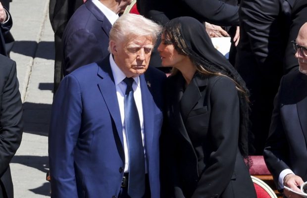 Ce i-a șoptit la ureche Melania Trump lui Donald Trump la funeraliile Papei Francisc. Un expert i-a citit pe buze primei-doamne