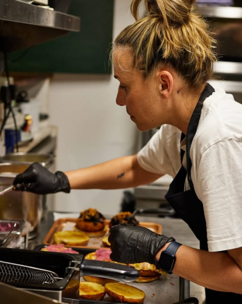 Melanie Blatt surprinsă în timp ce face burgeri