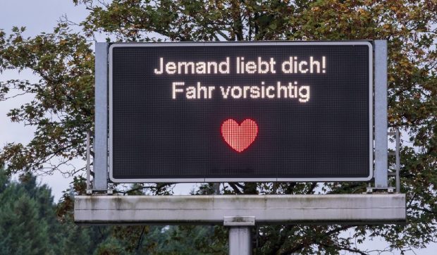 „Dragostea nu are limite, viteza are”. Cine e în spatele mesajelor care îi pun pe gânduri pe șoferi și au împânzit autostrăzile din Köln