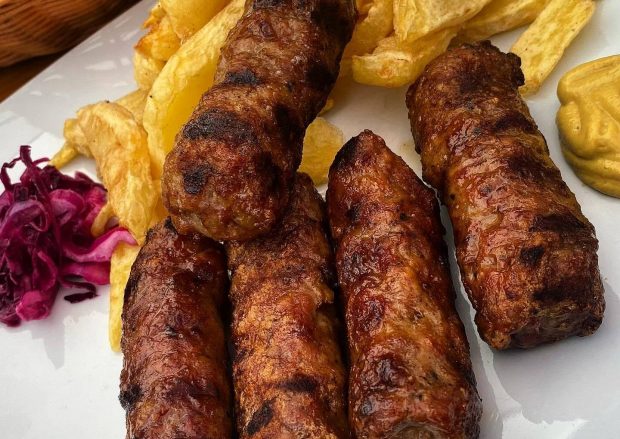 Cei mai buni mici de 1 Mai, în București. Cât costă o porție și care sunt primele cinci locații căutate