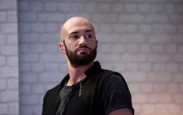  Ți-ai făcut haină din covoare Temu? - Răspunsul actorului la criticile privind comanda nefericită de covoare și stilul său vestimentar inovativ atrage privirile și comentariile acerbe pe Instagram.