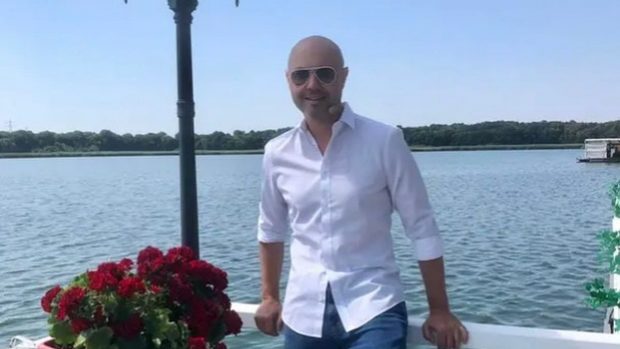 Imagine Stire Cum arată iubita lui Mihai Mitoșeru. Imagini cu femeia care l-a cucerit pe prezentatorul TV. „Fără silicoane, fără botox” | 2review.ro