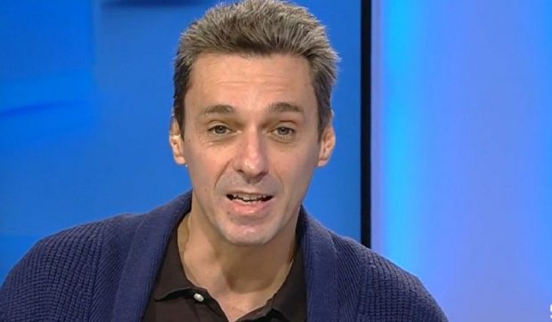 Imagine Stire Ce a primit Mircea Badea acasă după ce a comandat trei iaurturi pe o aplicație mobilă: „Ce ați făcut, bă?” | 2review.ro
