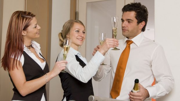 Mitul paharului de vin zilnic, spulberat: cei care consumă alcool moderat au o sănătate mai proastă decât cei care nu consumă deloc, conform unui studiu