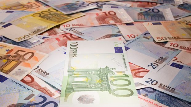 O milionară germană are de plătit 240.000 de euro pentru că i-a trimis un SMS unui polițist: „Te pot ajuta cu orice”