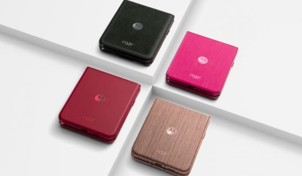 Motorola lansează razr 60 ultra, cel mai puternic telefon pliabil pe verticală, cu finisaje de lemn și AI: Preț și specificații complete