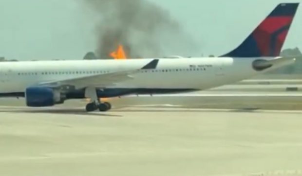 Motorul unui avion a luat foc înainte de decolare, în Florida. Pasagerii au fost evacuați pe tobogane I VIDEO