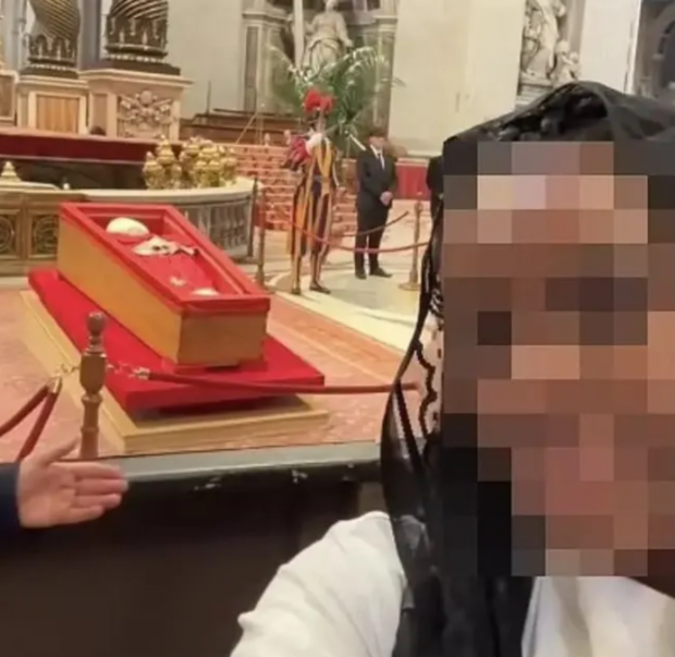 Vaticanul cere oamenilor care vor să își ia adio de la Papa Francisc să nu-și mai facă selfie-uri cu sicriul acestuia
