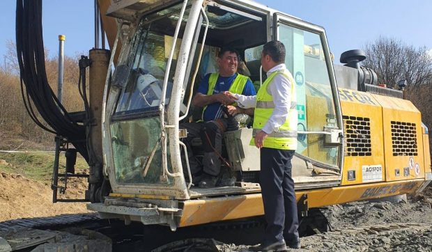 Români care munceau în construcții în Europa s-au întors acasă, angajați să termine autostrada care trece peste munți
