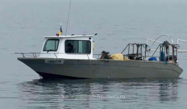 Patru români prinși în Marea Neagră la pescuit de vulpi de mare și calcan pe un vas care avea motorul furat din Suedia