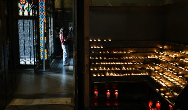 Oameni de toate vârstele, credințele și naționalitățile își exprimă durerea în fața morții Papei Francisc