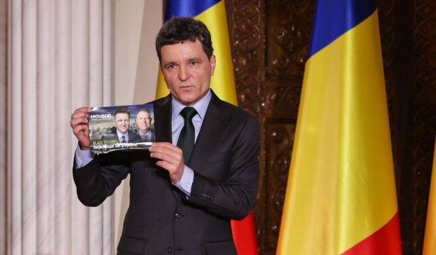 Nicușor Dan, la dezbaterea electorală, despre un fals cu el și Klaus Iohannis apărut pe sute de mii de pliante: „Disperarea lor n-are minte”