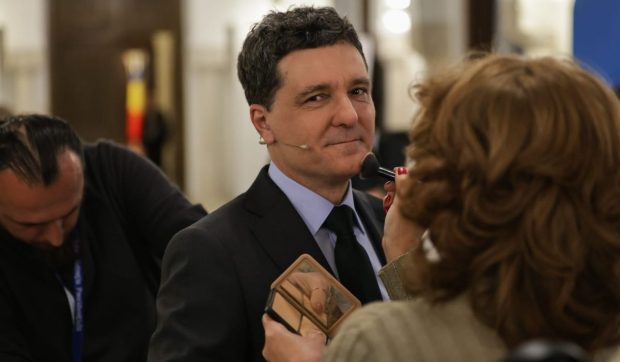 Imagine Stire Cum s-a îmbrăcat partenera lui Nicușor Dan la cea de-a doua dezbatere prezidențială de la Palatul Cotroceni. Mirabela a atras atenția tuturor prin simplitate și eleganță | 2review.ro