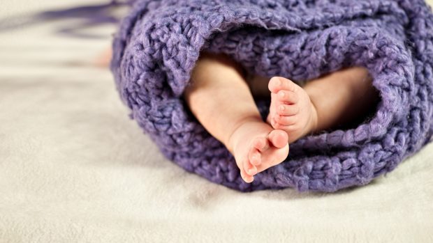 Mama din Bacău care a anunțat că i-a fost răpit din spital copilul nou-născut l-a vândut pentru 5.000 de lei. Cum a pus totul la cale