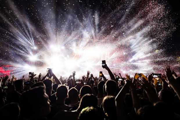 Cum te pregătești pentru un festival sau concert în altă țară – de la bilete la bagaj