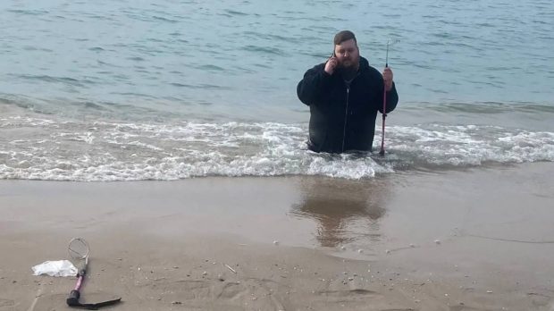 O întâlnire romantică pe plajă a adus un bărbat în nisipuri mișcătoare: „Știam că trebuie să fiu macho, nu puteam să cer ajutor”