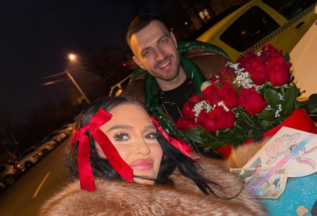Imagine Stire Oana Radu a apărut în rochie de mireasă. Fanii cred că s-a căsătorit cu Șerban Balaban și că e însărcinată: „Casă de piatră! Vom avea un nepoțel?” | 2review.ro