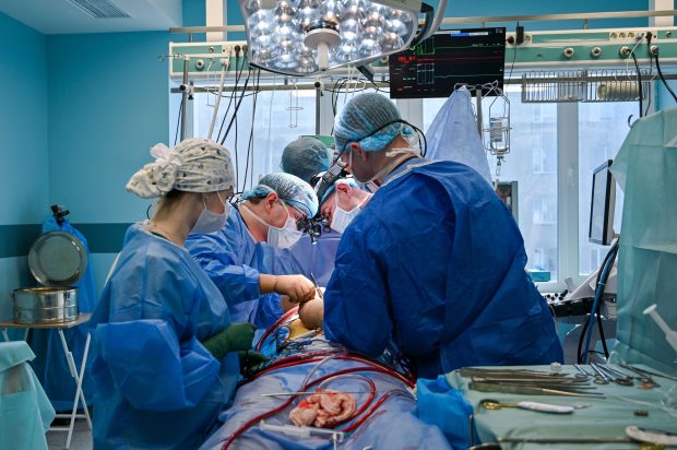 Falsul chirurg care făcea operații pe inimă. A fost arestat după cel puțin 15 operații și 7 pacienți uciși, în India