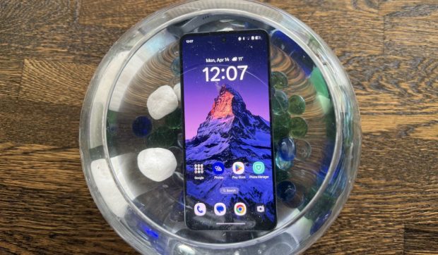 OPPO Reno13 F 5G review: telefon mid-range rezistent cu ecran foarte bun si baterie peste medie