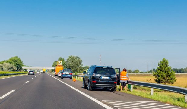 Oprirea pe banda de urgență pe autostradă: când e permisă și ce amenzi riști în 2025