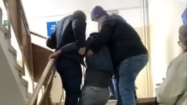 Un pacient a fost târât pe scări într-o policlinică din Ploiești, pentru că liftul instituției nu funcționa | VIDEO