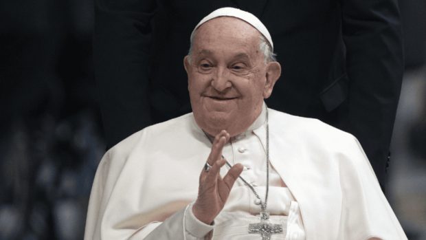 Preotul român care îl veghează în capelă pe Papa Francisc: a fost binecuvântat de acesta chiar în Sâmbăta Mare