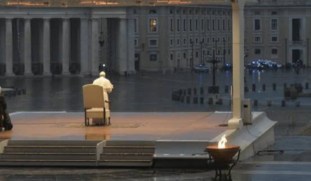 Singur în Piaţa San Pietro, în ploaie: momentul de rugăciune al Papei Francisc care a emoționat o lume întreagă I VIDEO