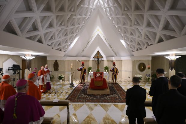 Ce poartă participanții la înmormântarea Papei și de ce va fi Francisc I îmbrăcat în roșu