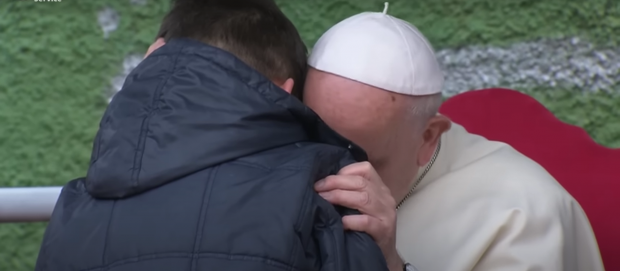 Răspunsul dat de Papa Francisc unui băiețel în 2018, care l-a întrebat plângând: „Este tata în rai?” VIDEO