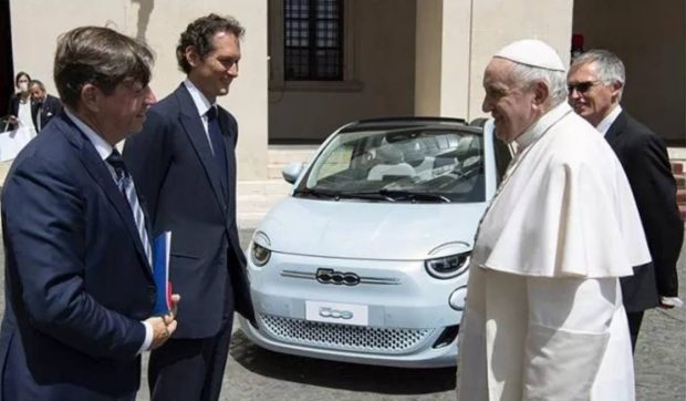Toate mașinile Papei Francisc – Suveranul pontif a folosit inclusiv o Dacia Duster