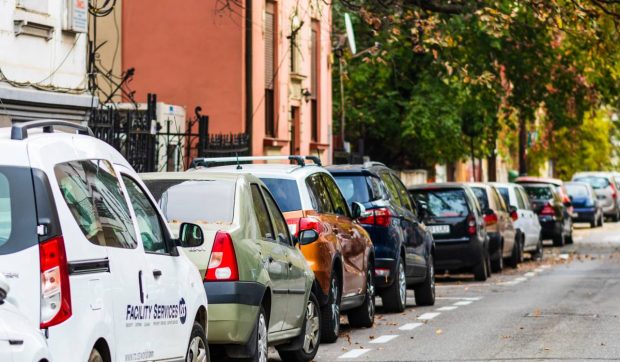Primăria Bistrița lansează vinieta albastră pentru parcare. Cât costă și cum se obține
