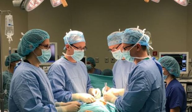 Un bărbat din Galați a câștigat un pariu care implica un borcan de muștar și a ajuns la Urgențe: „Mult succes, dom’ne doctor, să poți extrage ceva”