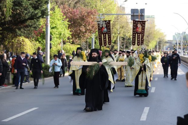 Pelerinaj de Florii, în București: sute de credincioși și preoți participă la procesiune. Cristian Popescu Piedone și fiul său au fost și ei prezenți