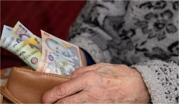 S-a schimbat data la care intră pensiile românilor în aprilie 2025. Bonusul intră în același timp cu pensia