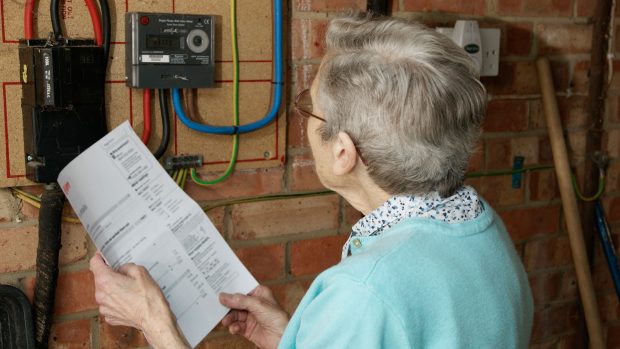 Un cuplu de români a lăsat o factură de apă de 17.000 de euro neplătită, în casa unei pensionare în care au locuit abuziv