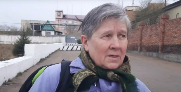 O pensionară rusă a petrecut trei ani în închisoare după ce a protestat împotriva războiului. Ce a așteptat-o la revenirea acasă