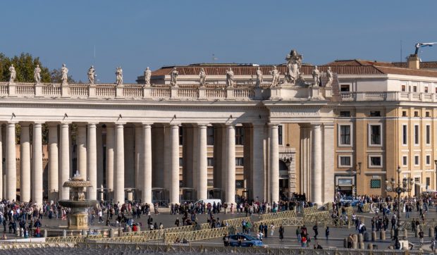 Mii de credincioși din Piața San Pietro din Roma, speriați rău de o alertă pe mobil