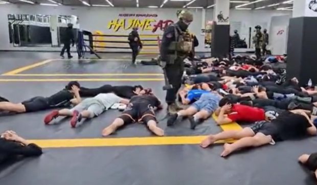Recrutare forțată în Rusia: momentul în care poliția intră în forță într-o sală de sport I VIDEO 