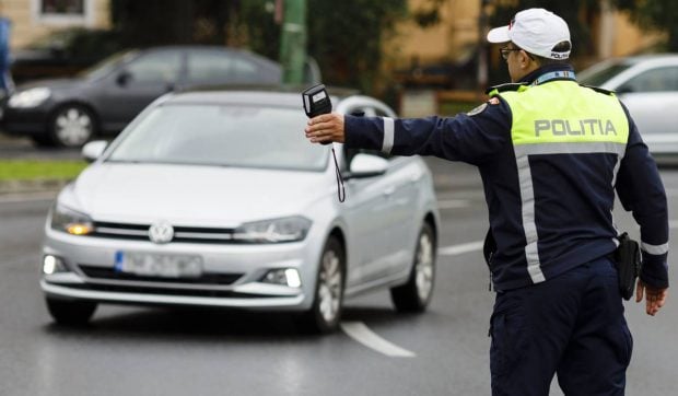 Un șofer beat a fugit de poliție, în Maramureș. În timpul urmăririi, a aruncat pe geam trusa medicală. Dar ce se afla în ea a declanșat o anchetă