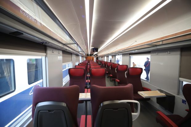 Viteză, confort și lift pentru persoane cu dizabilități. Primul tren modernizat complet circulă de astăzi pe ruta București-Constanța