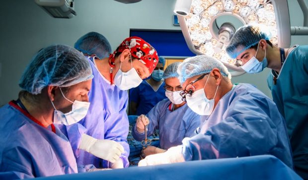 Premieră medicală în România: Transplant hepatic cu donator viu, realizat complet laparoscopic, la Spitalul Clinic SANADOR