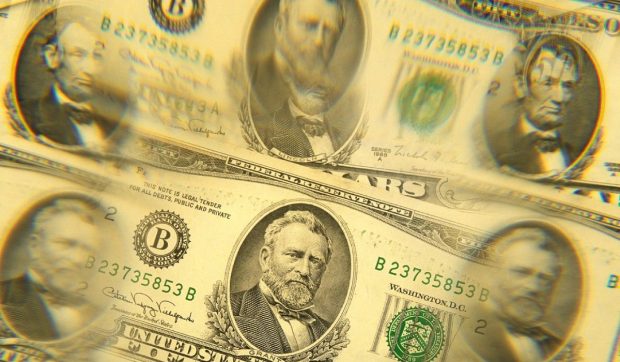 Dolarul american se prăbușește: cum vor fi afectați românii cu credite, vacanțe sau afaceri în SUA