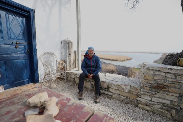 Proful de filozofie care a dat Bucureştiul pe caiacul cu care vâsleşte prin sălbăticia cea mai adâncă a Deltei Dunării
