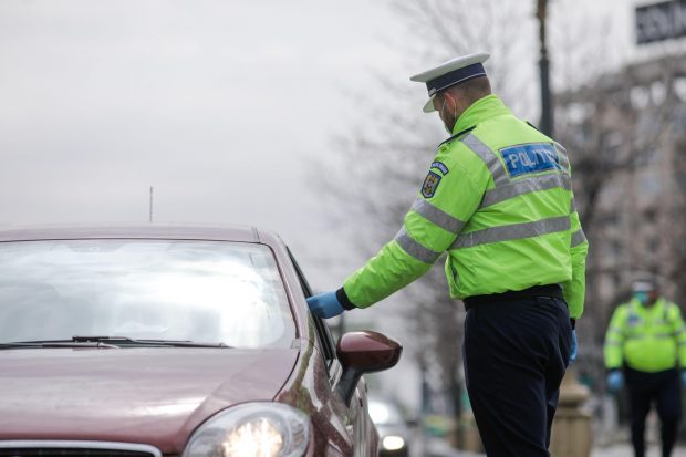 Bucureșteanca fără permis, prinsă la volan de trei ori în 10 zile, este dealer de droguri. Ce a găsit DIICOT la ea în casă