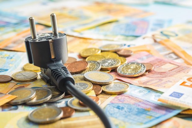 Vara vine cu scumpiri în lanț: Guvernul lasă prețurile libere la energie, RCA și alimente