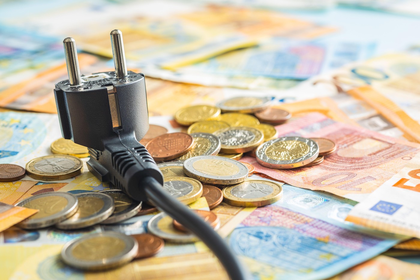 Vara vine cu scumpiri în lanț: Guvernul lasă prețurile libere la energie, RCA și alimente