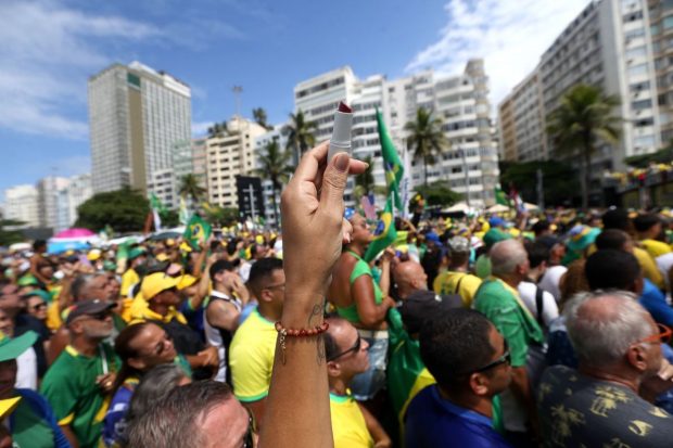Ce este „lovitura de stat cu ruj”. O femeie a fost condamnată la 14 ani de închisoare pentru asta, în Brazilia
